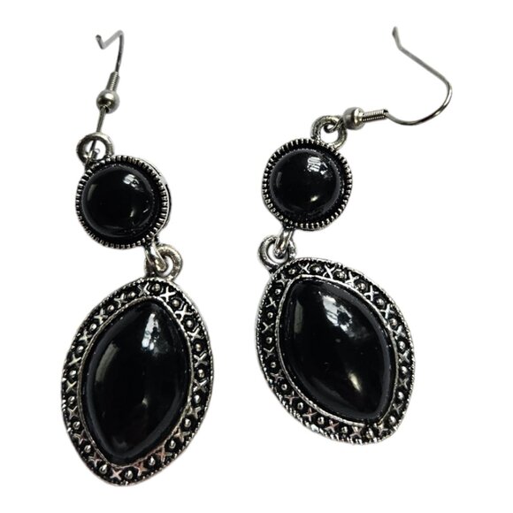 Black Earrings In Excellent Condition - Picture 1 of 3